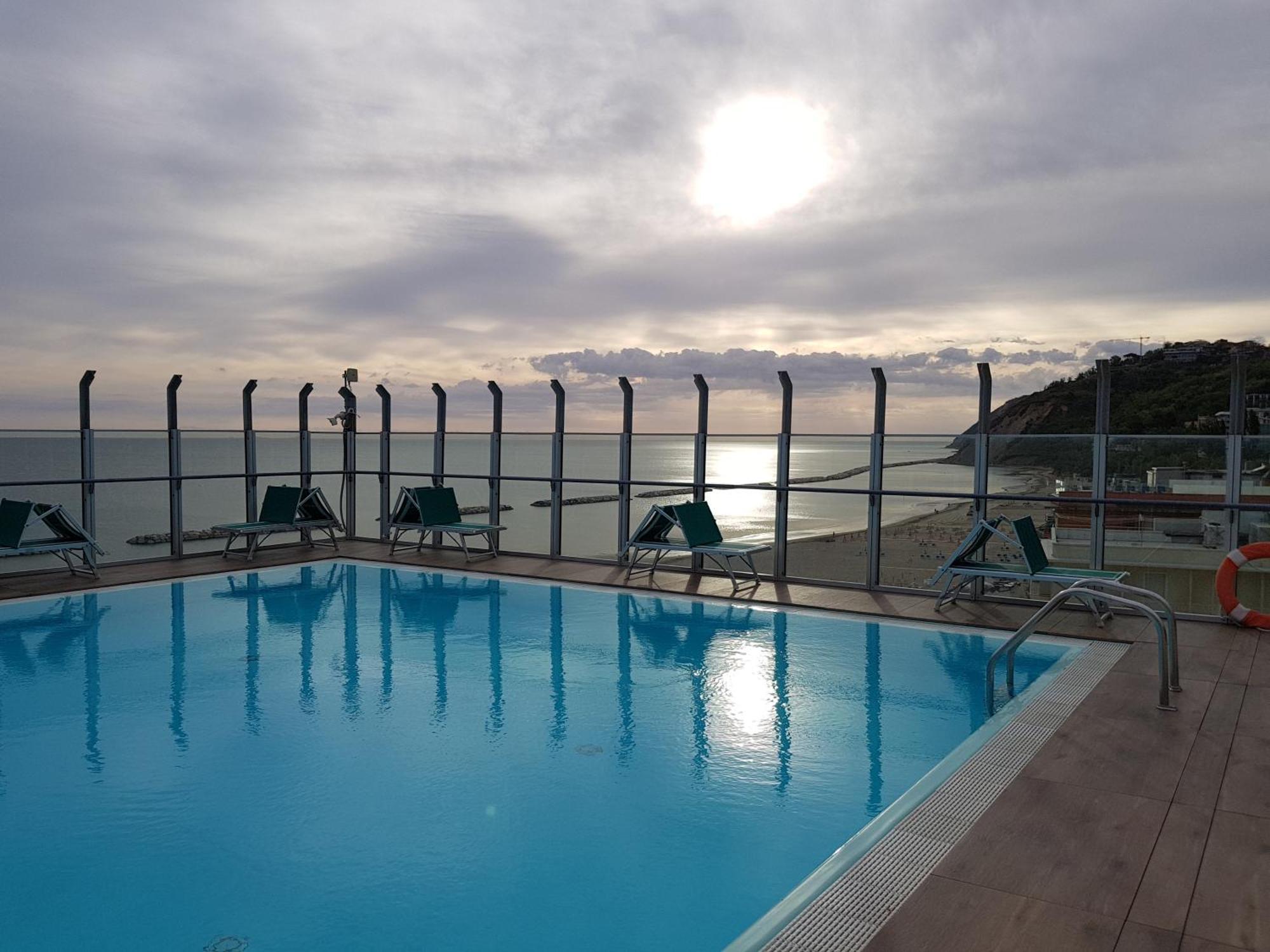 Hotel Napoleon Gabicce Mare Exteriör bild